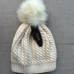 Women’s hat with ball on top